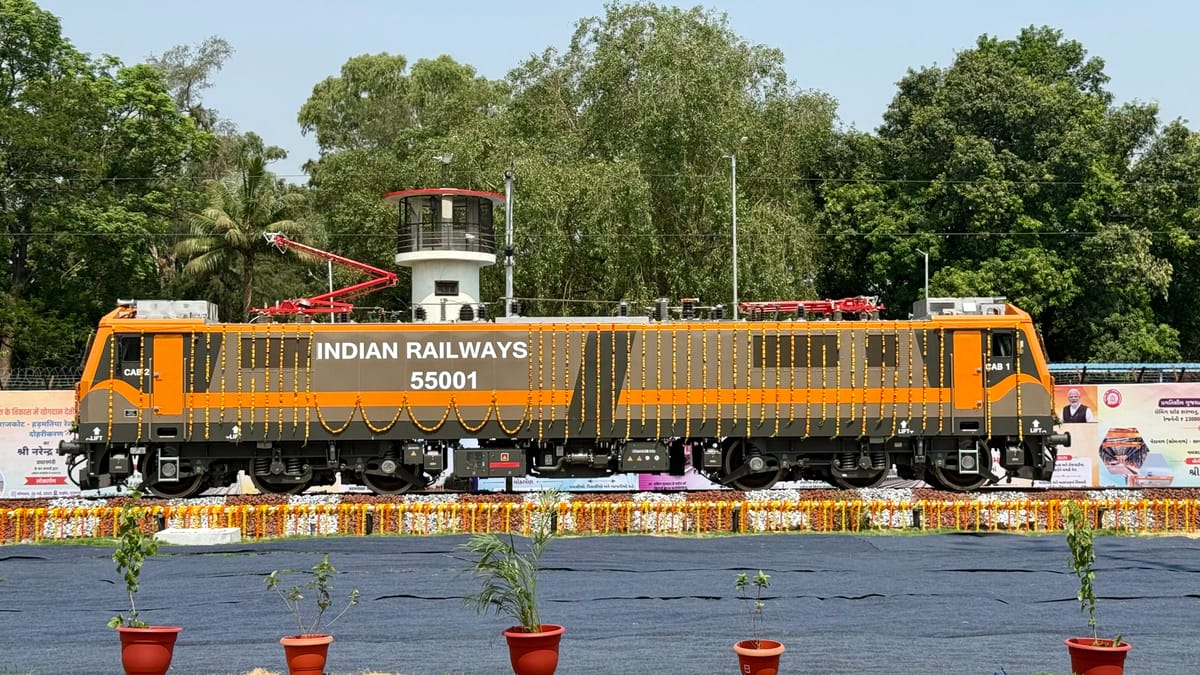 Hon’ble Prime Minister Shri. Narendra Modi flags off first of the new D9 – 9000 HP electric locomotive